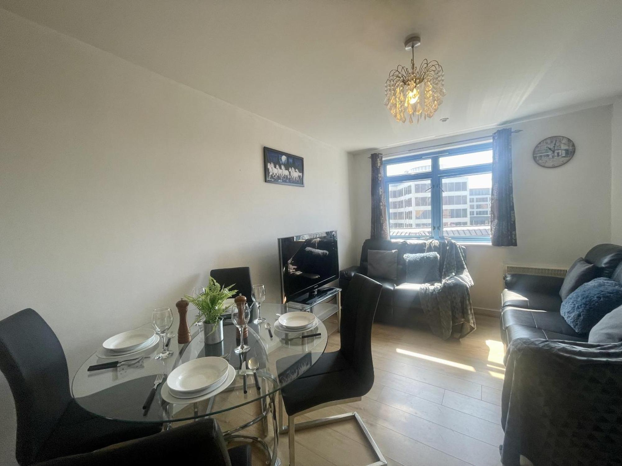 סווינדון Hk Life Serviced Apartment , City Centre מראה חיצוני תמונה
