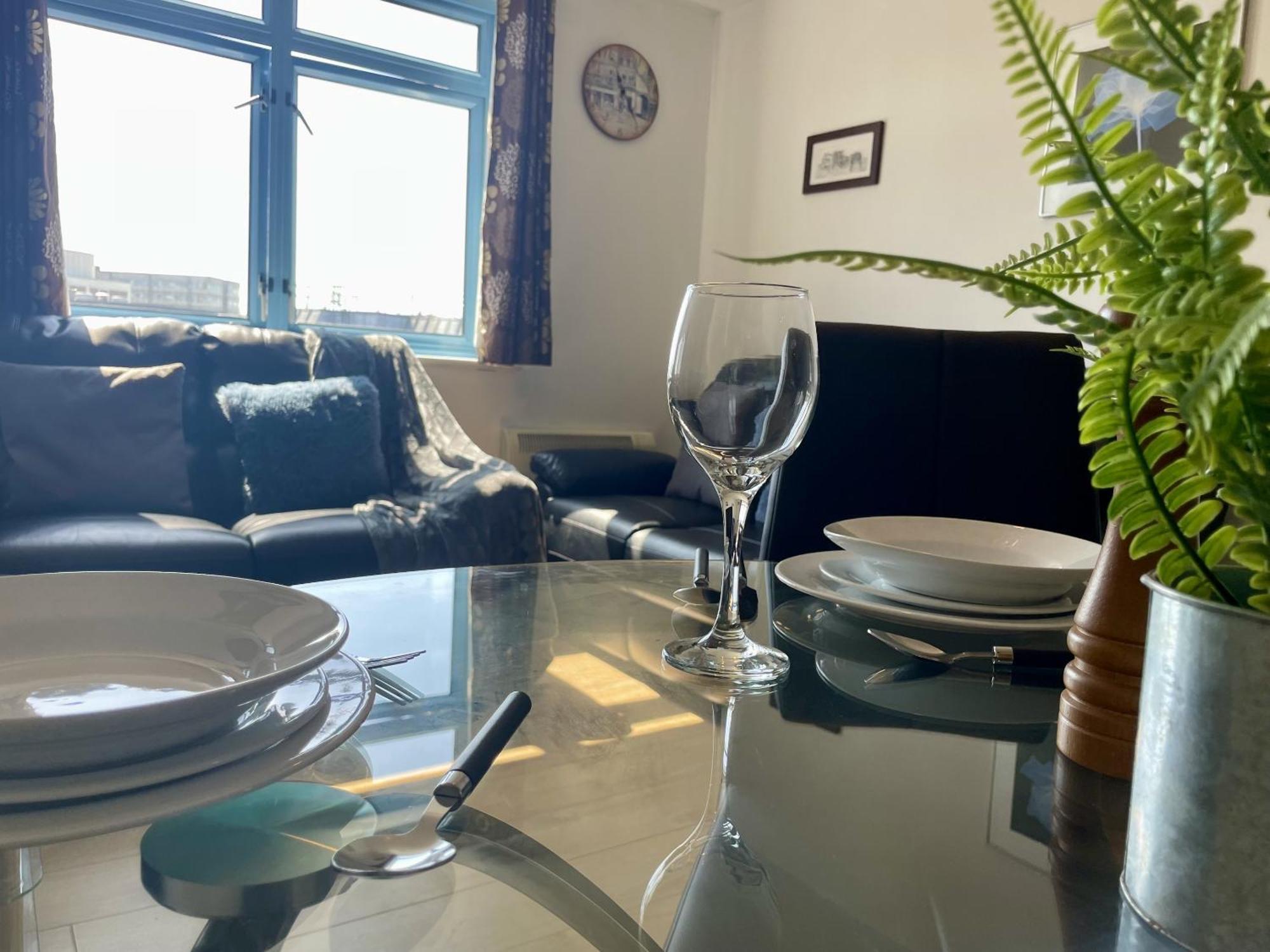 סווינדון Hk Life Serviced Apartment , City Centre מראה חיצוני תמונה